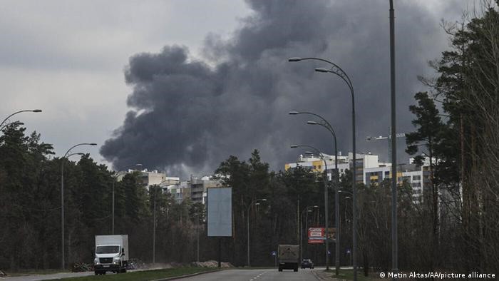 Una columna de humo se eleva por sobre la ciudad de Kiev. (16.04.2022).